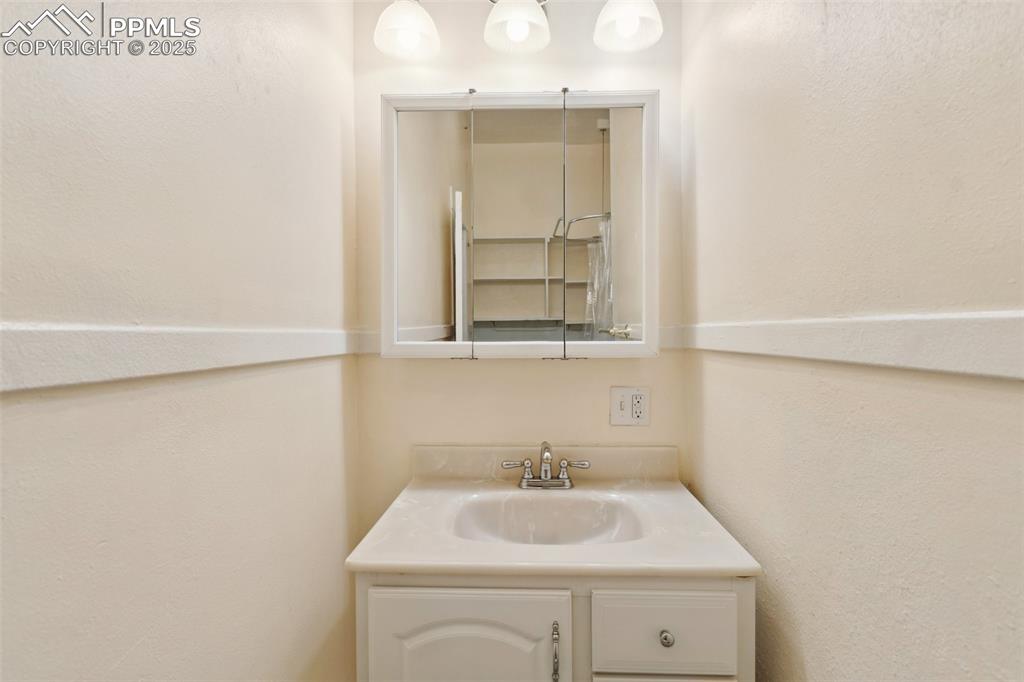 Image 27 of 47: Bathroom