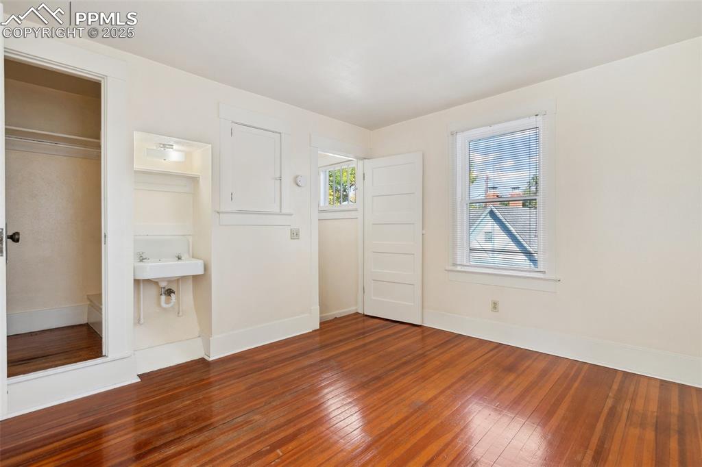 Image 30 of 47: Bedroom