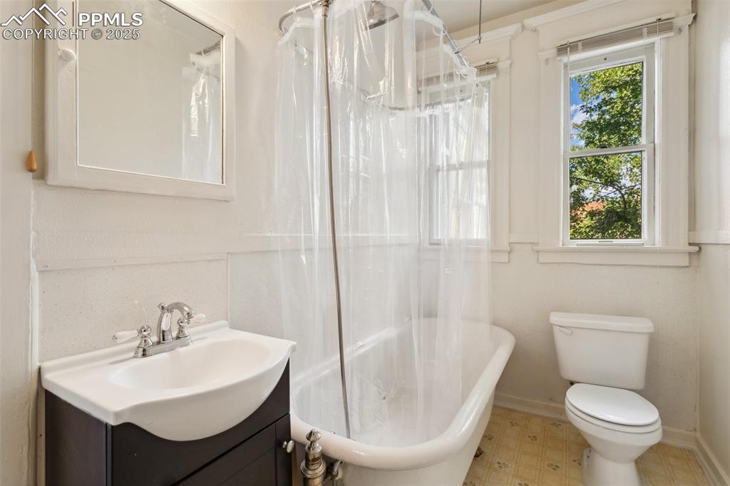 Image 32 of 47: Bathroom