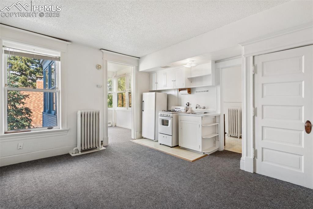 Image 36 of 47: Kitchen