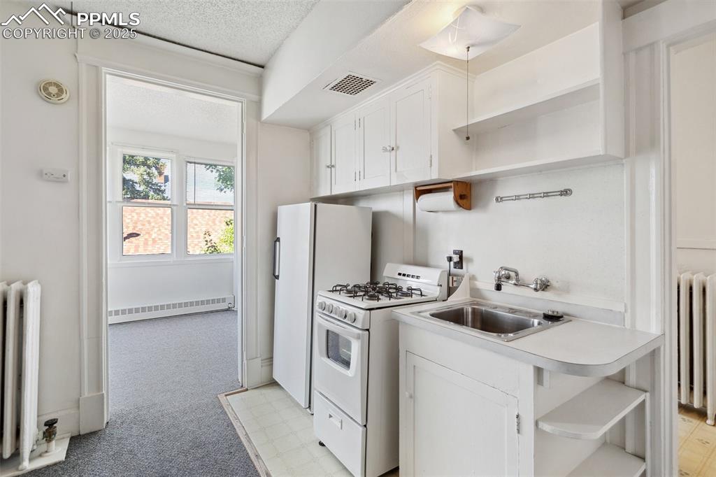 Image 37 of 47: Kitchen