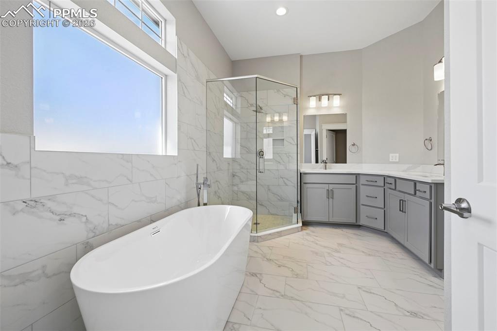 Image 18 of 42: Bathroom