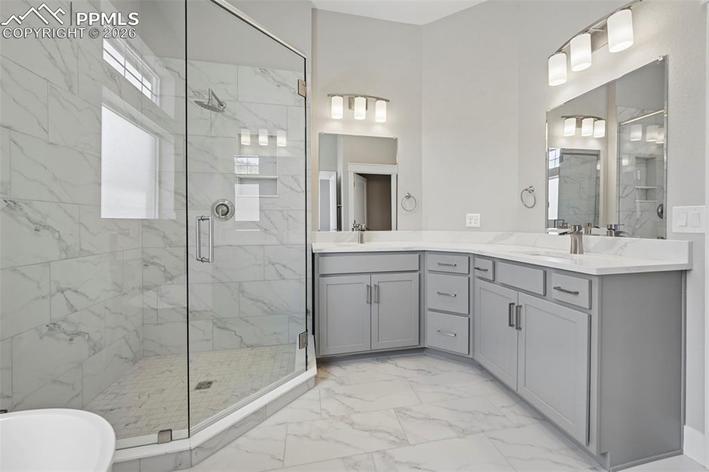 Image 19 of 42: Bathroom