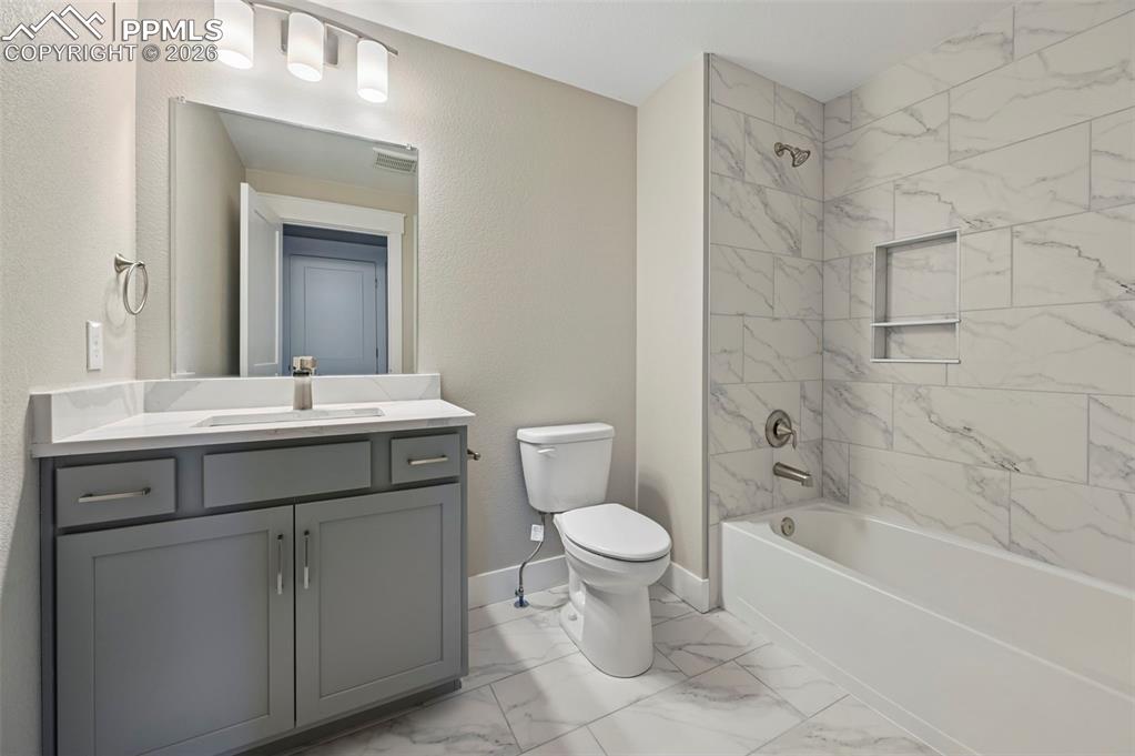 Image 23 of 42: Bathroom