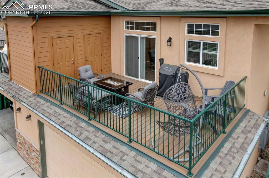 Image 31 of 42: Deck