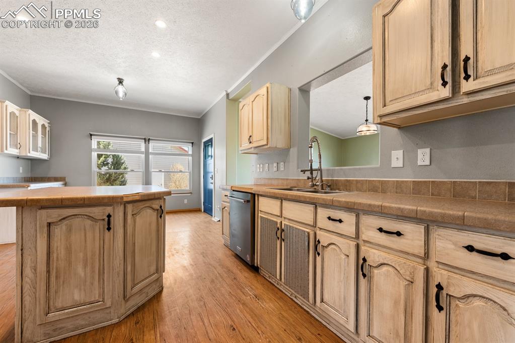 Image 10 of 47: Kitchen