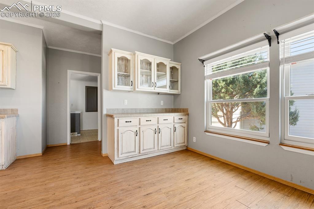 Image 11 of 47: Breakfast nook