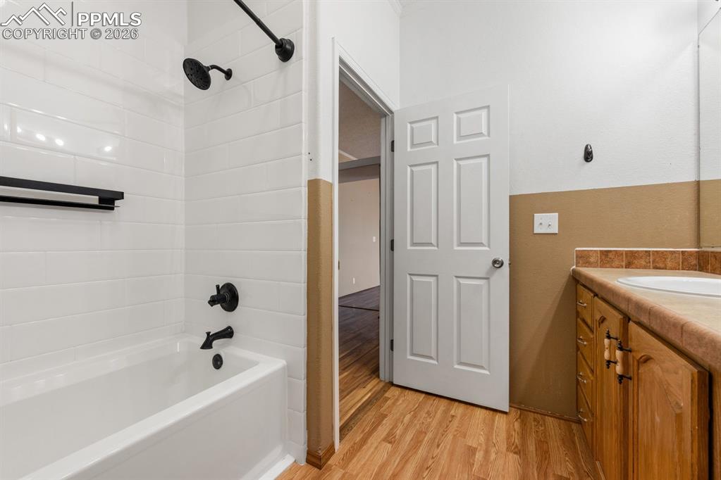 Image 16 of 47: Bathroom