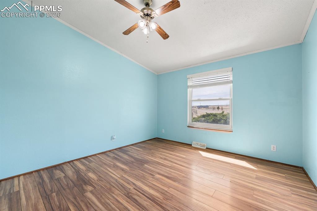 Image 17 of 47: Bedroom