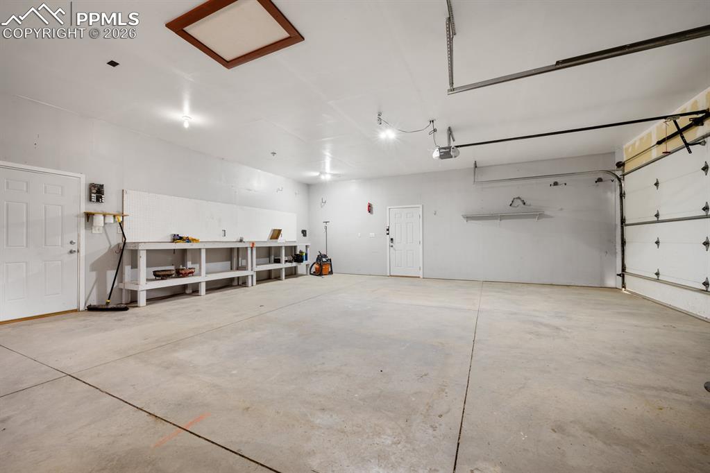 Image 27 of 47: Garage