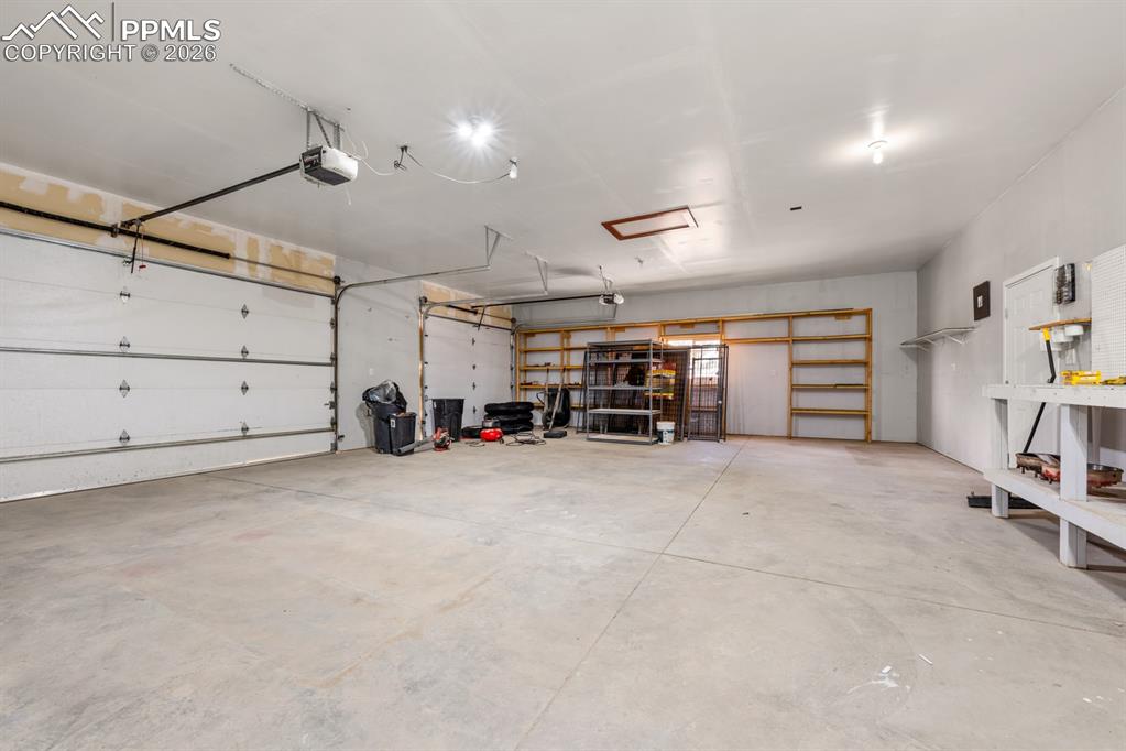 Image 28 of 47: Garage