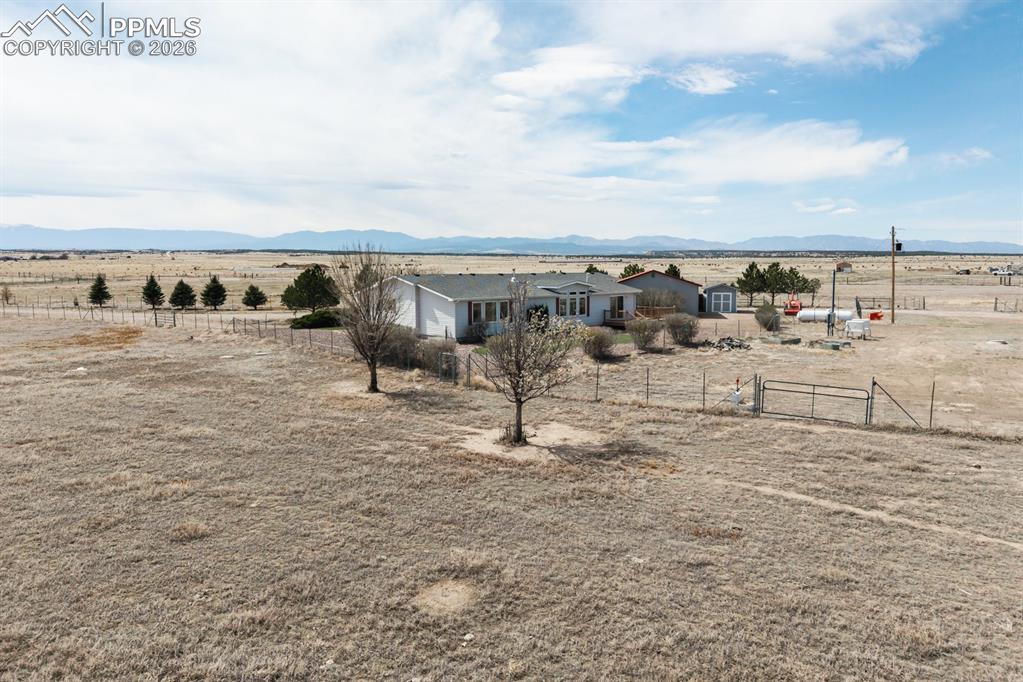 Image 41 of 47: Yard