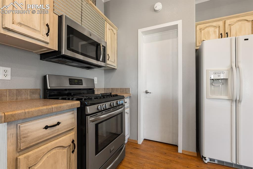 Image 7 of 47: Kitchen