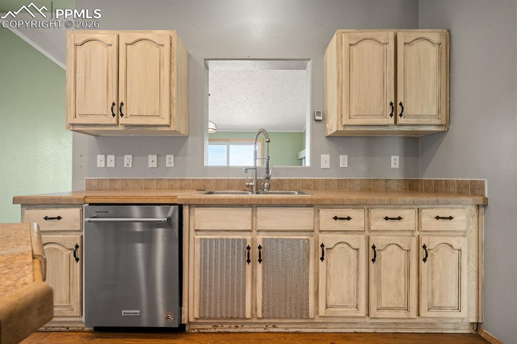 Image 8 of 47: Kitchen