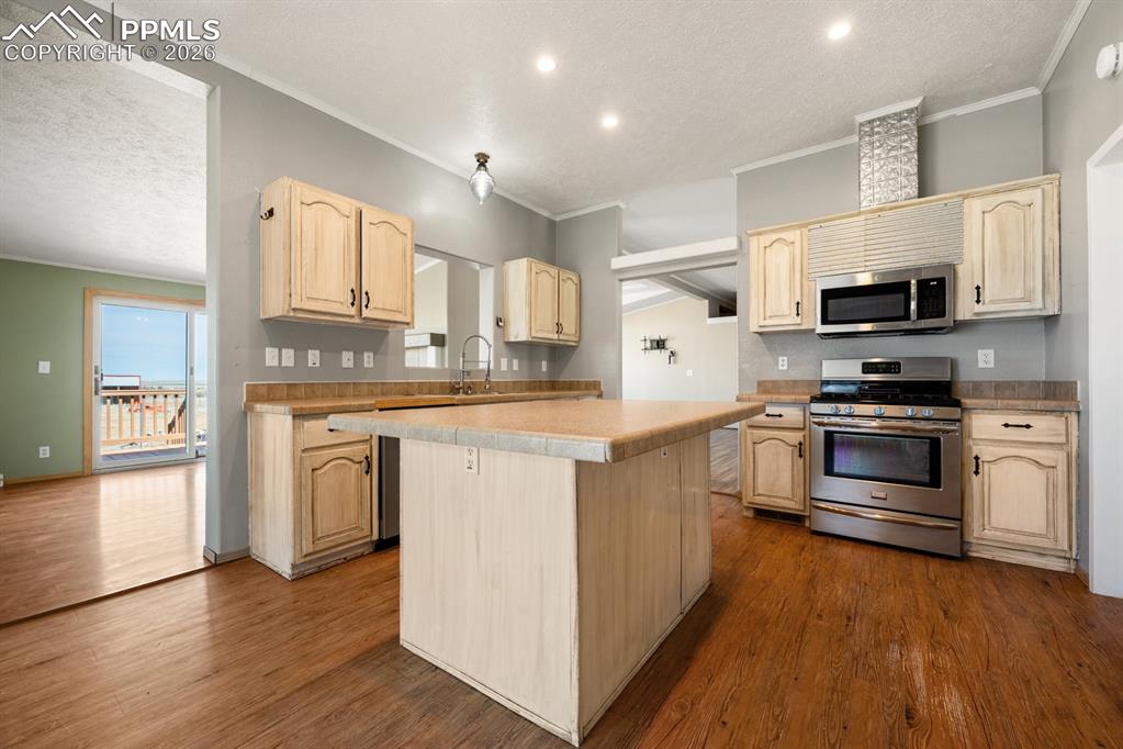 Image 9 of 47: Kitchen