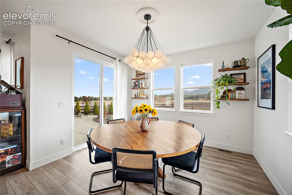 Image 14 of 50: Dining Area