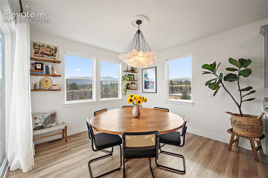 Image 15 of 50: Dining Area