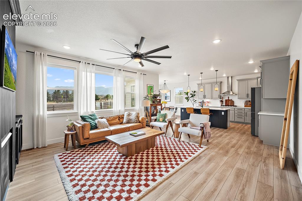 Image 8 of 50: Living Room