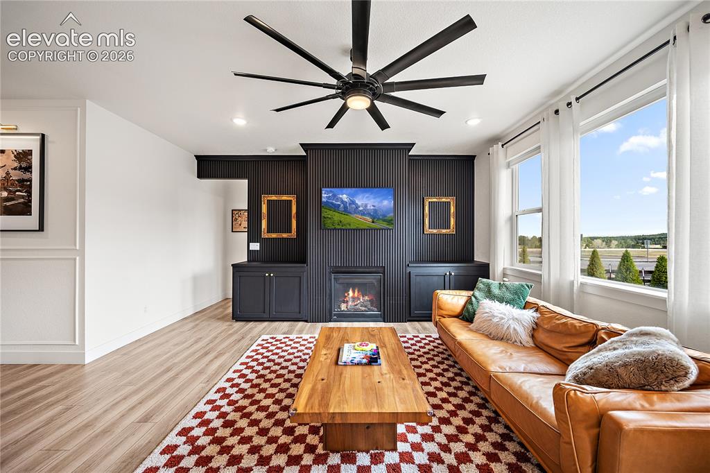Image 9 of 50: Living Room