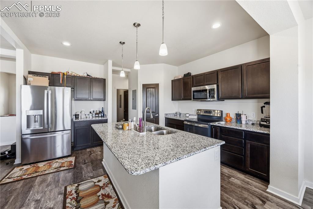 Image 13 of 27: Kitchen