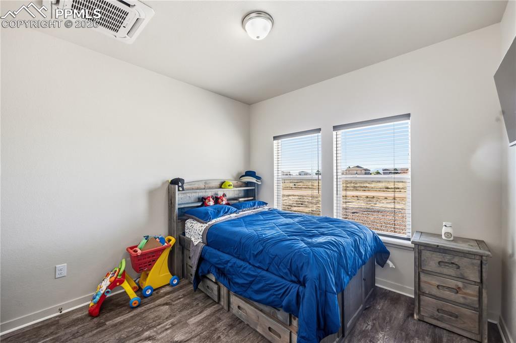 Image 15 of 27: Bedroom