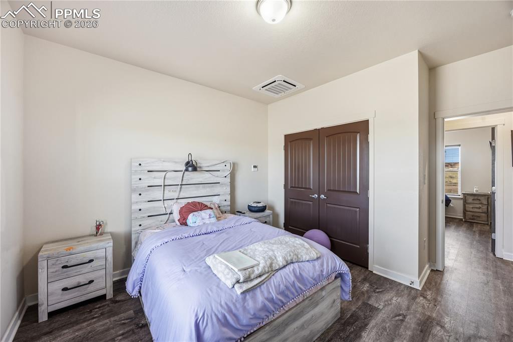 Image 17 of 27: Bedroom