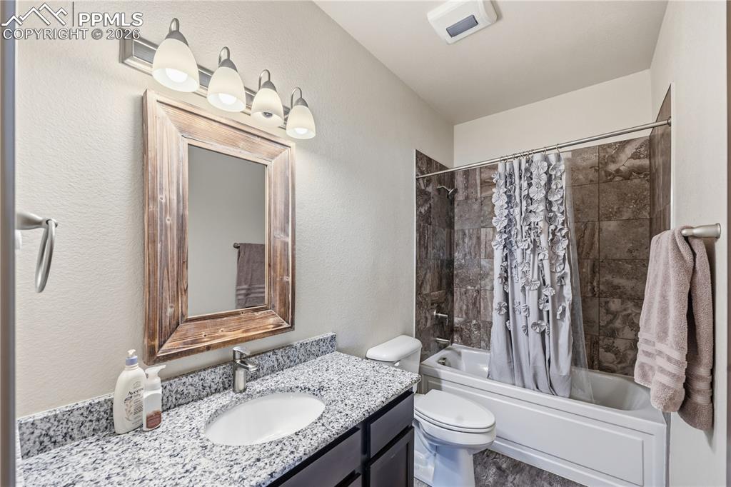 Image 18 of 27: Bathroom