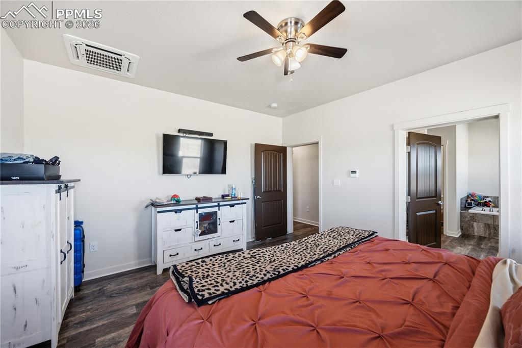 Image 21 of 27: Bedroom