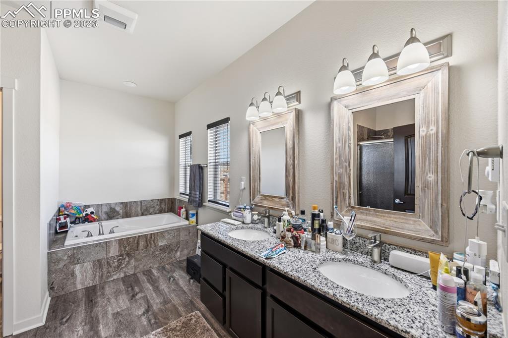 Image 22 of 27: 5-piece bath