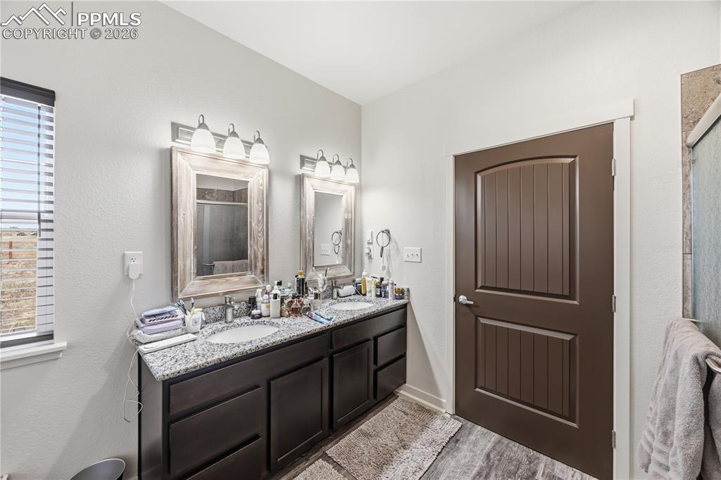 Image 23 of 27: Bathroom