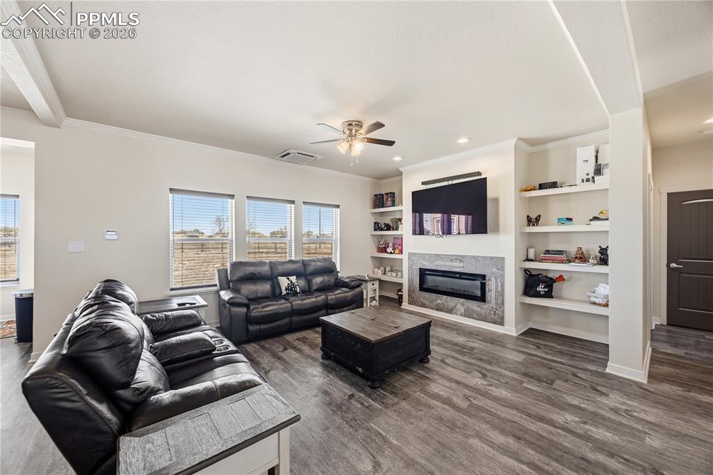 Image 8 of 27: Living Room