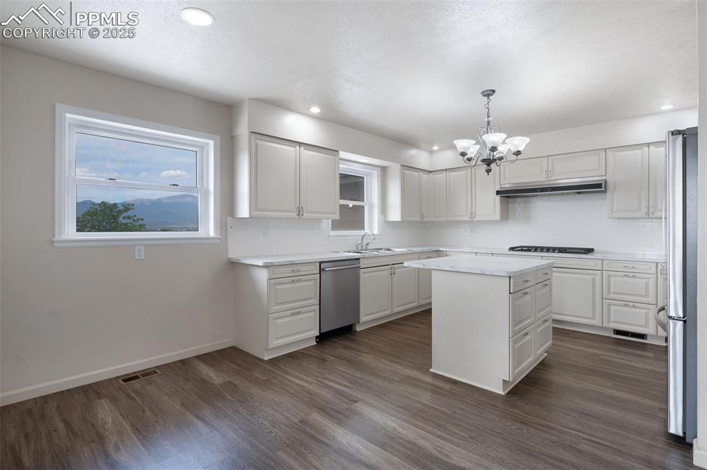 Image 10 of 46: Kitchen