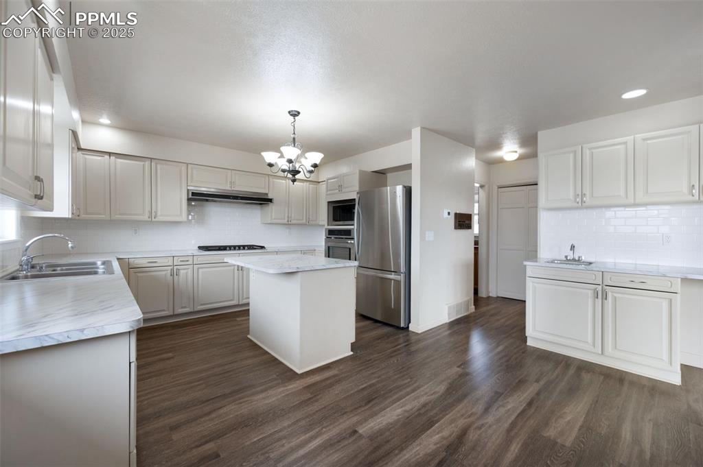 Image 11 of 46: Kitchen
