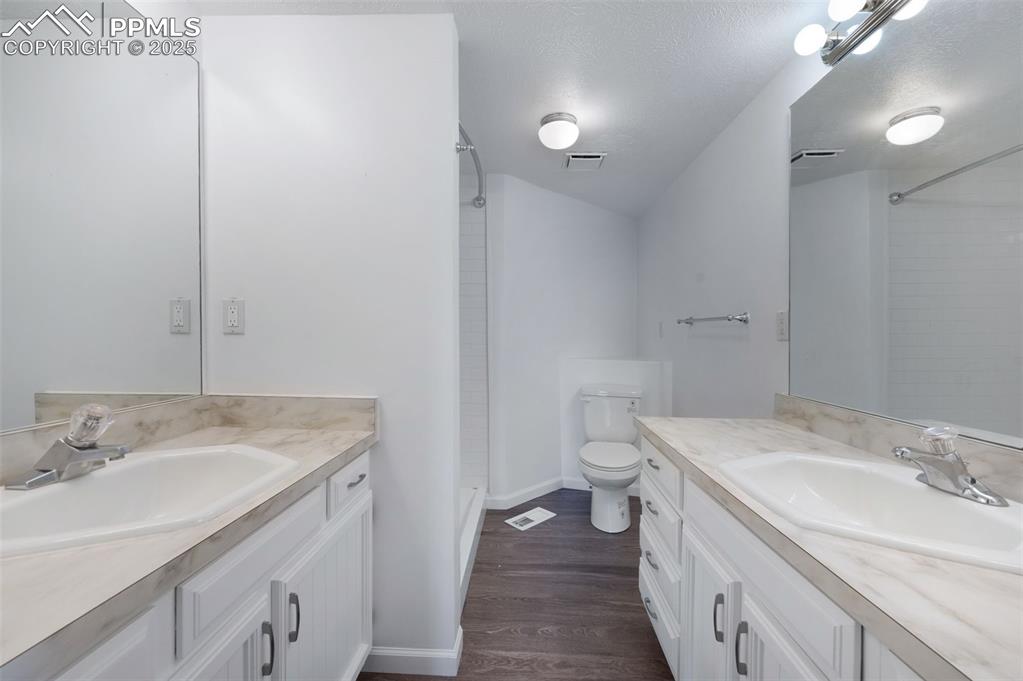 Image 32 of 46: Bathroom
