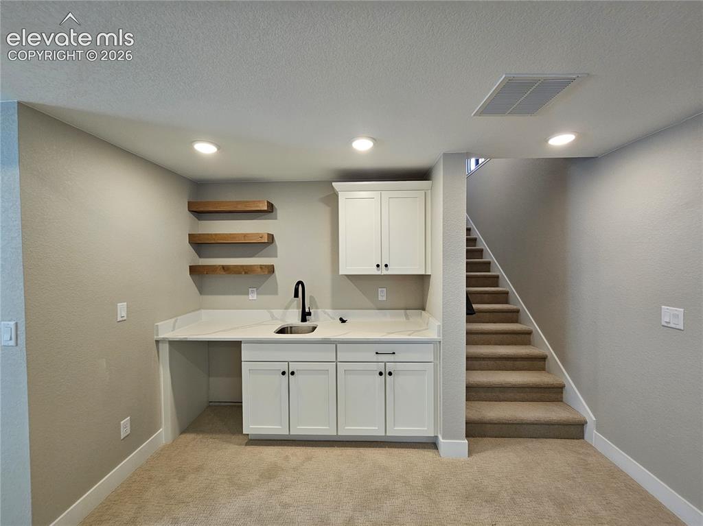 Image 15 of 20: Bar