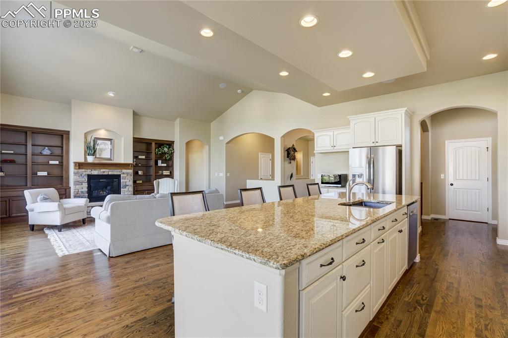 Image 15 of 50: Kitchen