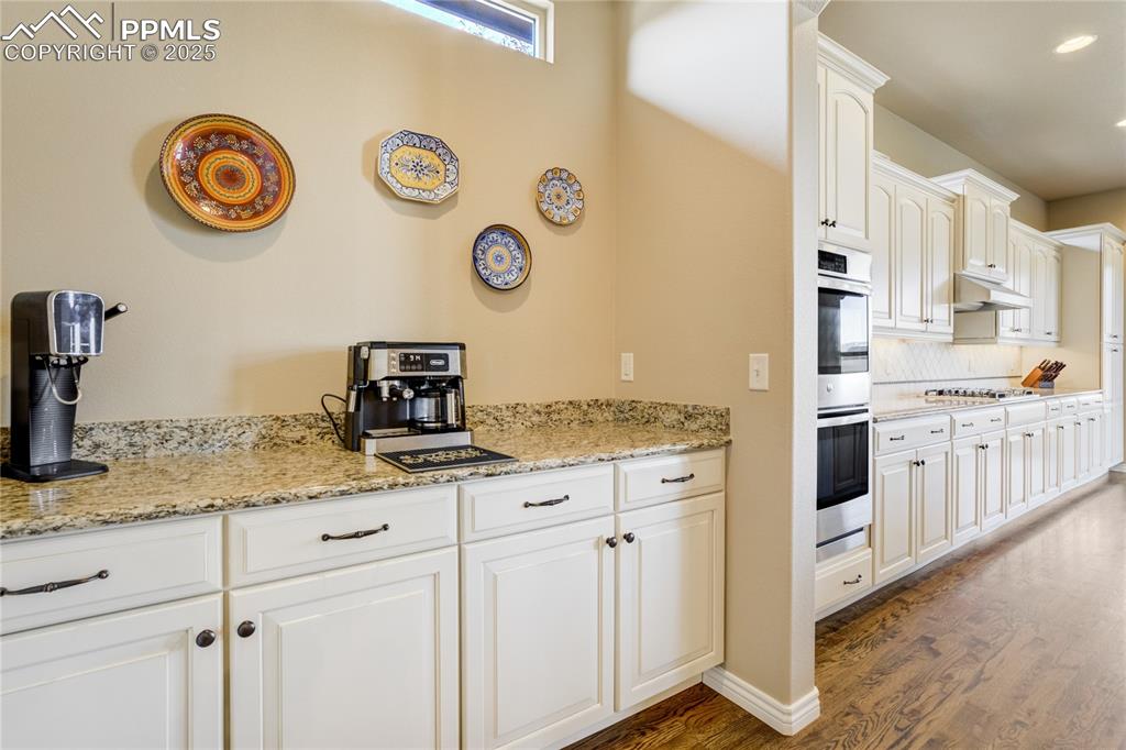 Image 16 of 50: Kitchen