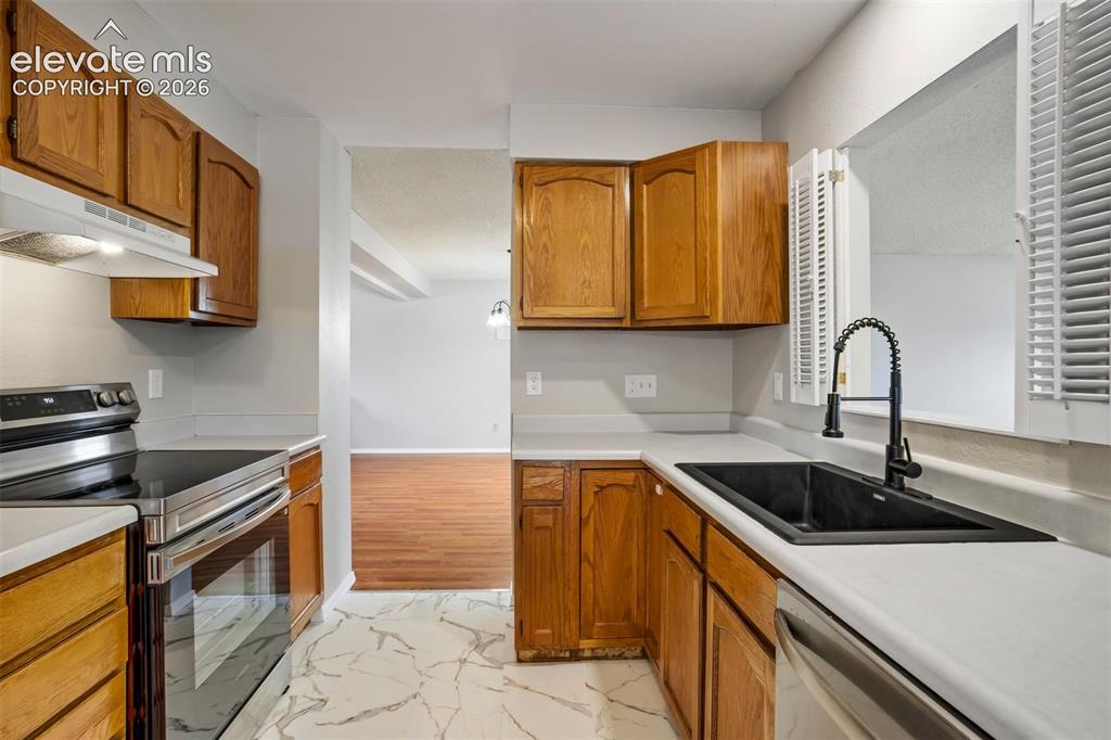 Image 14 of 47: Kitchen