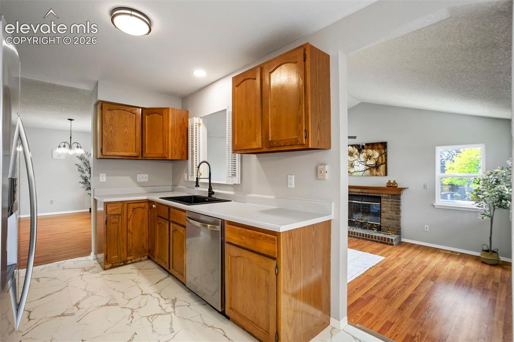 Image 15 of 47: Kitchen