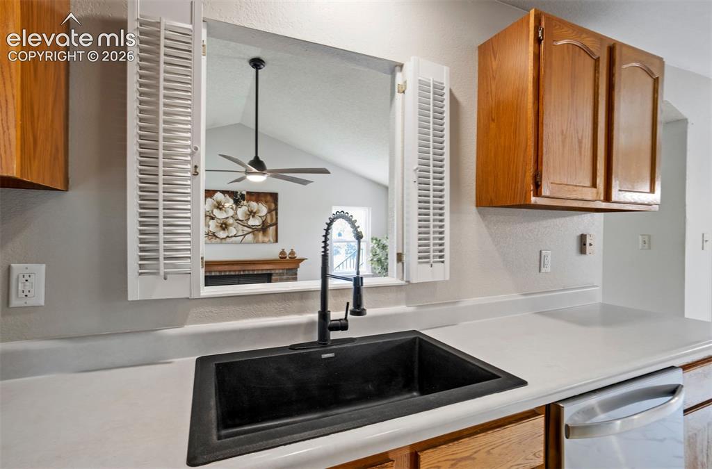 Image 16 of 47: Kitchen