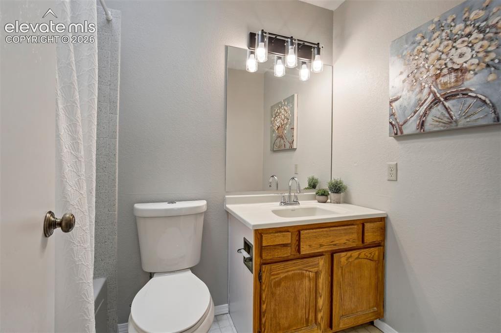 Image 33 of 47: Bathroom