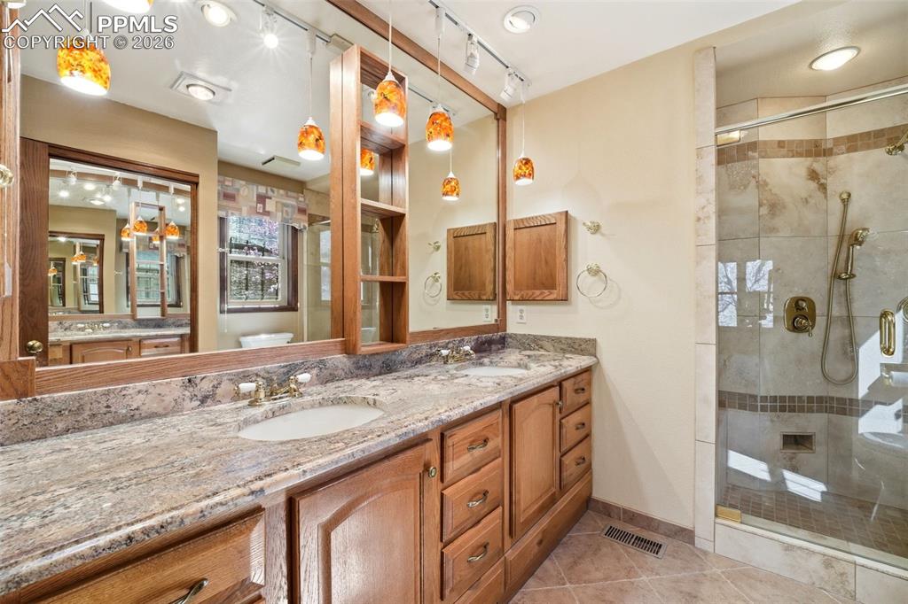 Image 17 of 46: Bathroom