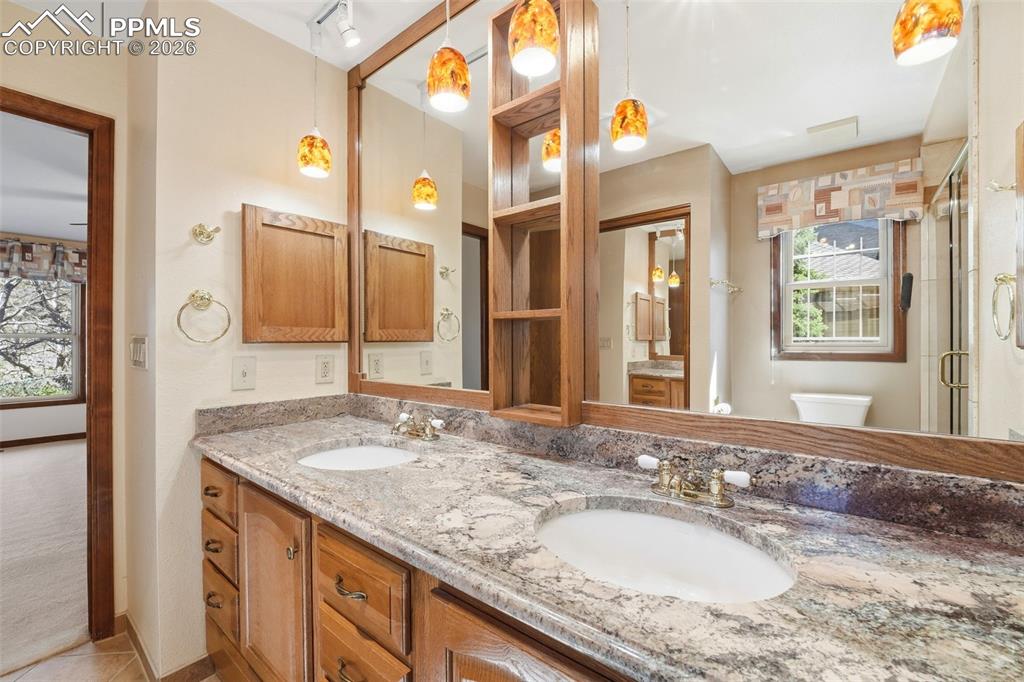 Image 18 of 46: Bathroom