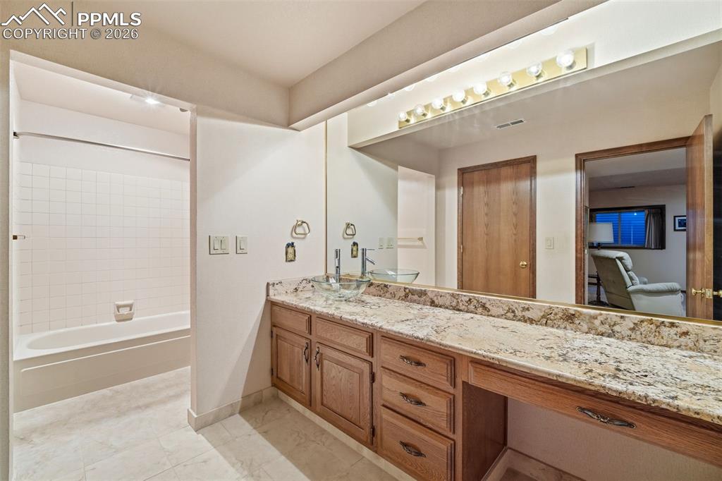 Image 30 of 46: Bathroom