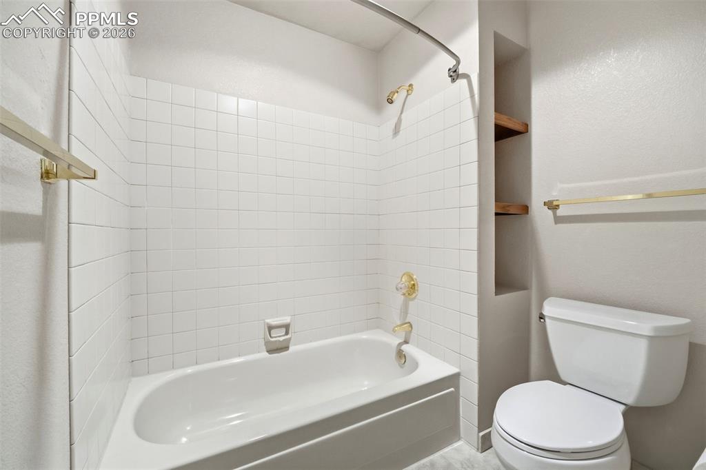 Image 31 of 46: Bathroom