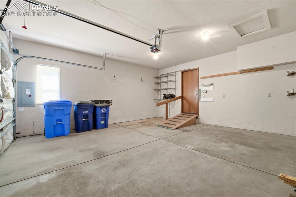 Image 34 of 46: Garage