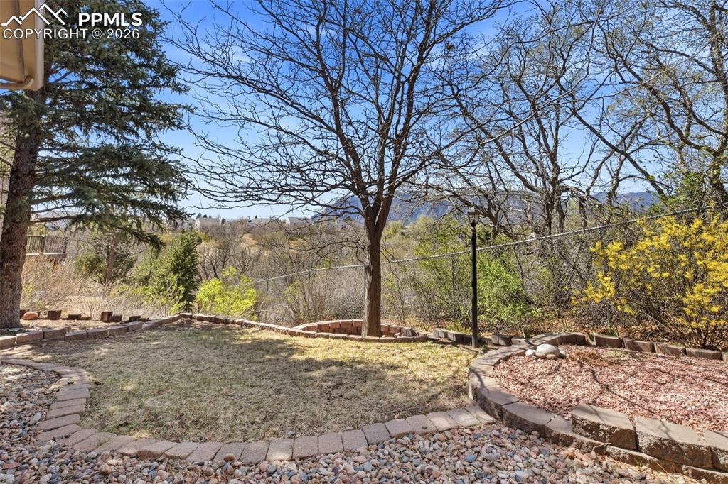 Image 40 of 46: Yard