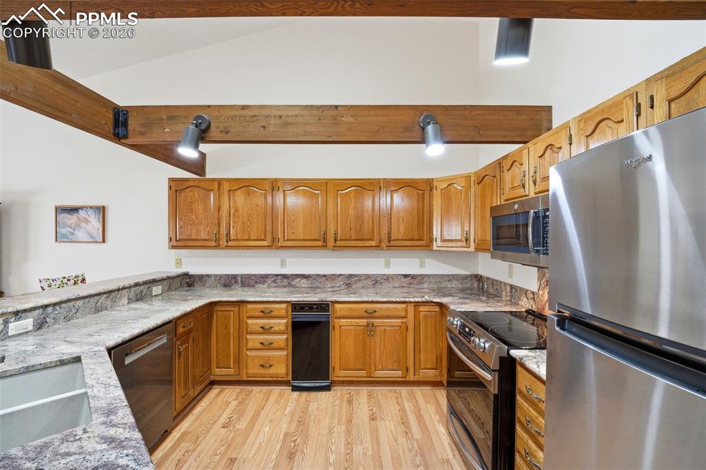 Image 5 of 46: Kitchen