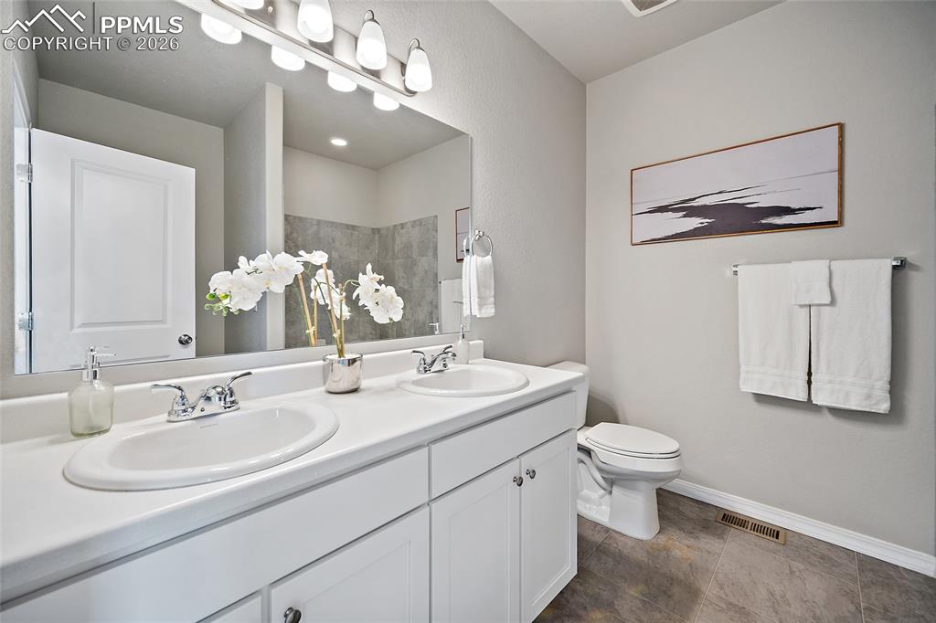 Image 10 of 23: Bathroom