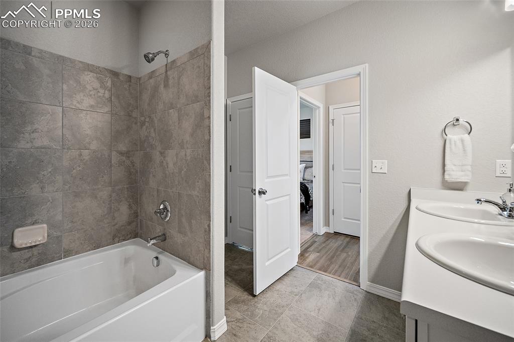 Image 11 of 23: Bathroom